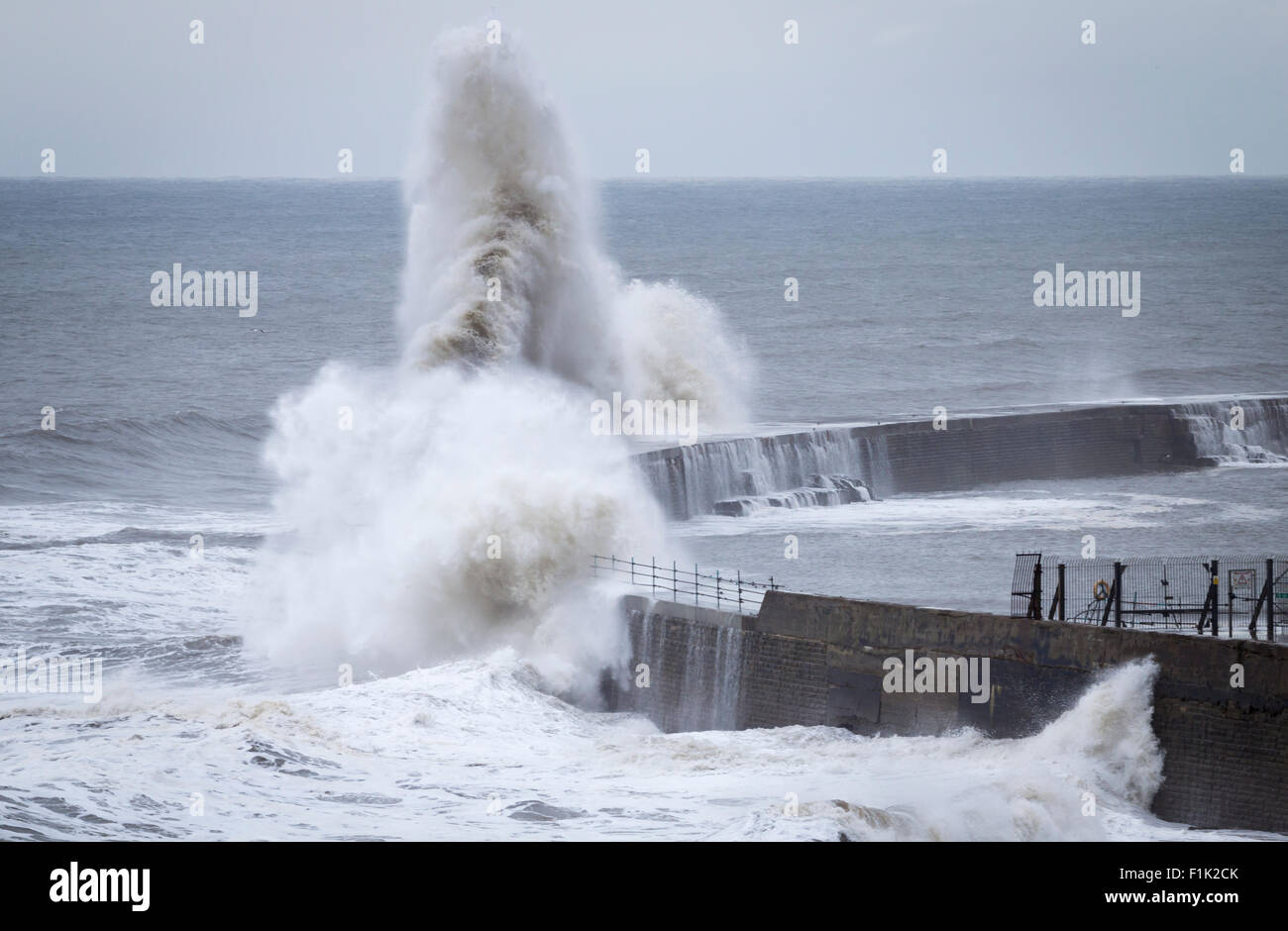 Seaham, County Durham, Regno Unito. Il 3 settembre, 2015. Regno Unito: Meteo enormi onde si infrangono su Seaham Harbour sulla parete una fredda mattina di giovedì come cool venti del nord persistono giù lungo la costa est Credito: Alan Dawson News/Alamy Live News Foto Stock