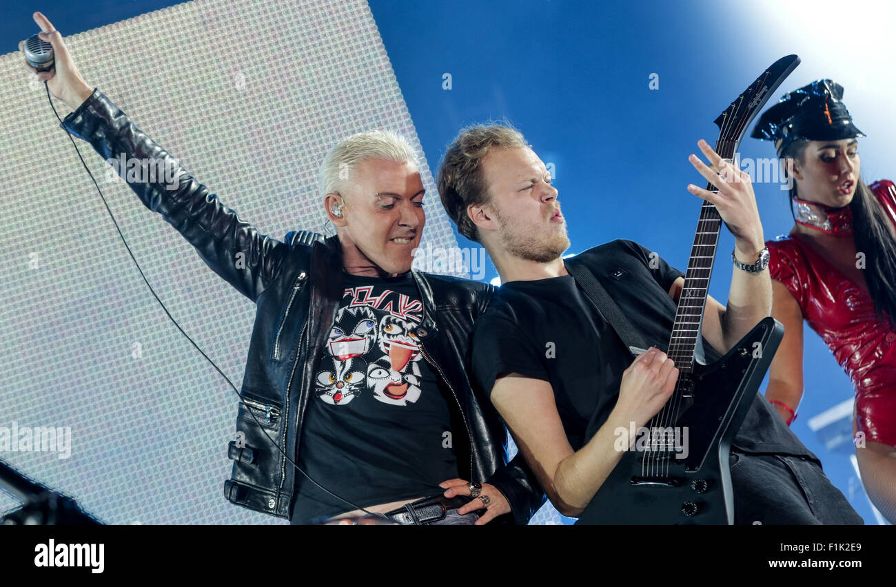 Il cantante H.P. Baxxter (L) della fascia Scooter esegue sul palco durante il concerto all'aperto come parte del 'Kultursomme' dell'evento (lit. estate di cultura) ad Amburgo, Germania, 28 Auguts 2015. Foto: Axel Heimken/dpa Foto Stock