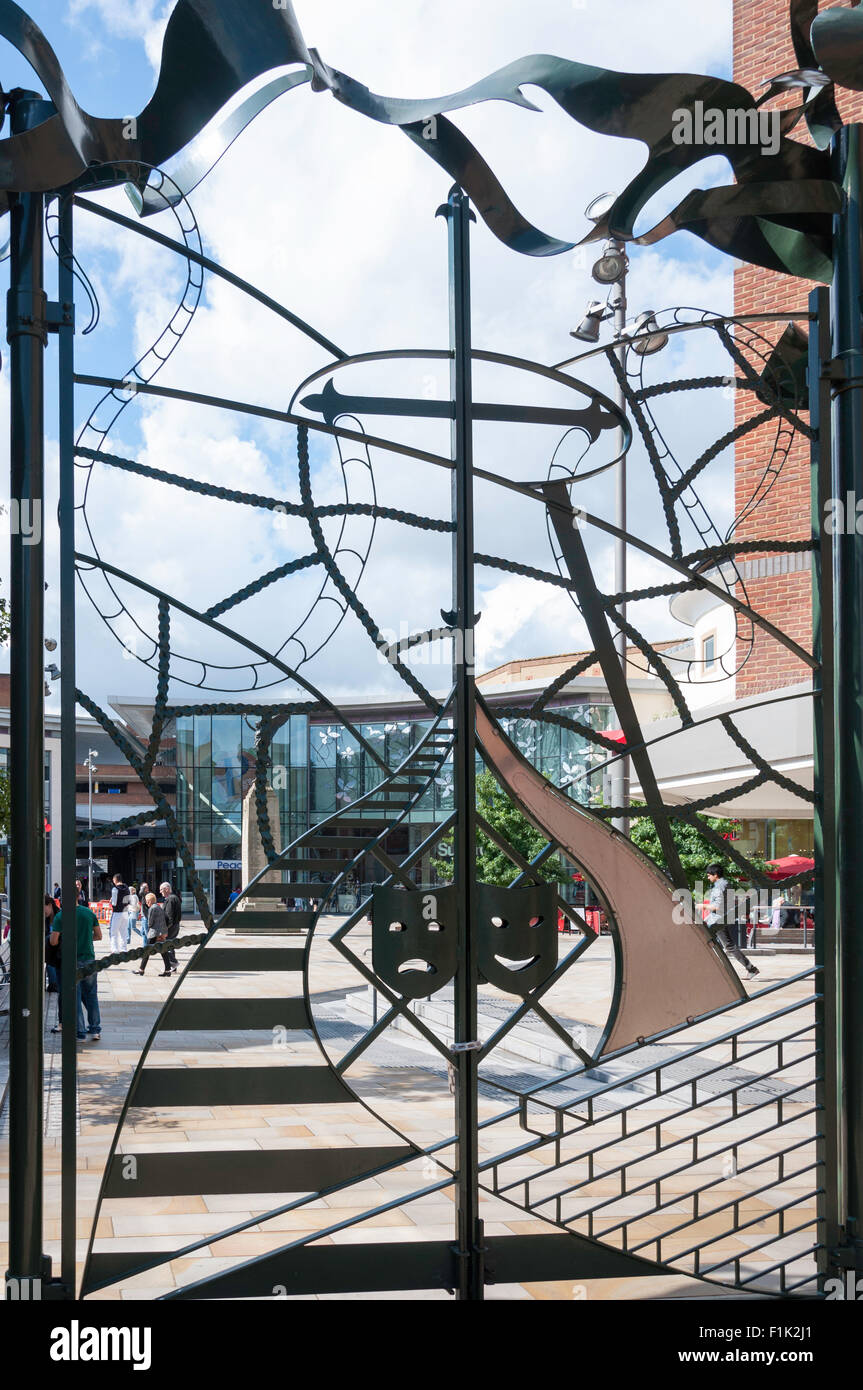 "Porta della città" progettato da Alan Dawson, Town Square, Woking, Surrey, England, Regno Unito Foto Stock