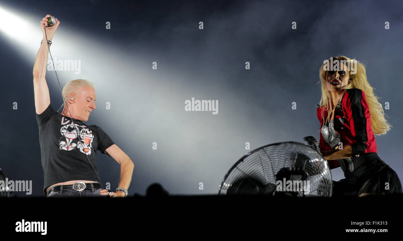 Il cantante H.P. Baxxter (L) della fascia Scooter esegue sul palco durante il concerto all'aperto come parte del 'Kultursomme' dell'evento (lit. estate di cultura) ad Amburgo, Germania, 28 Auguts 2015. Foto: Axel Heimken/dpa Foto Stock