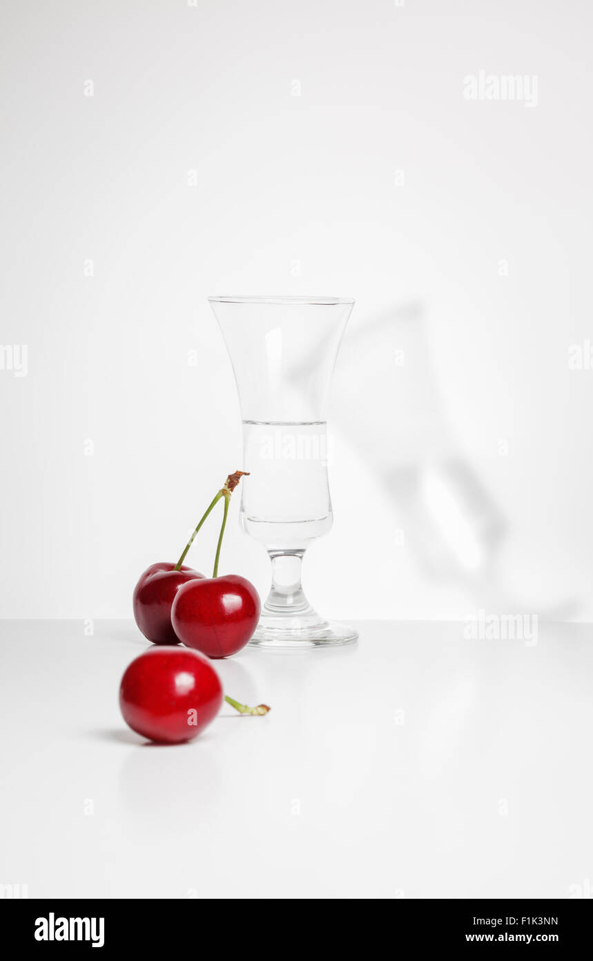 Le ciliegie e un bicchiere di grappa al Kirsch Foto Stock
