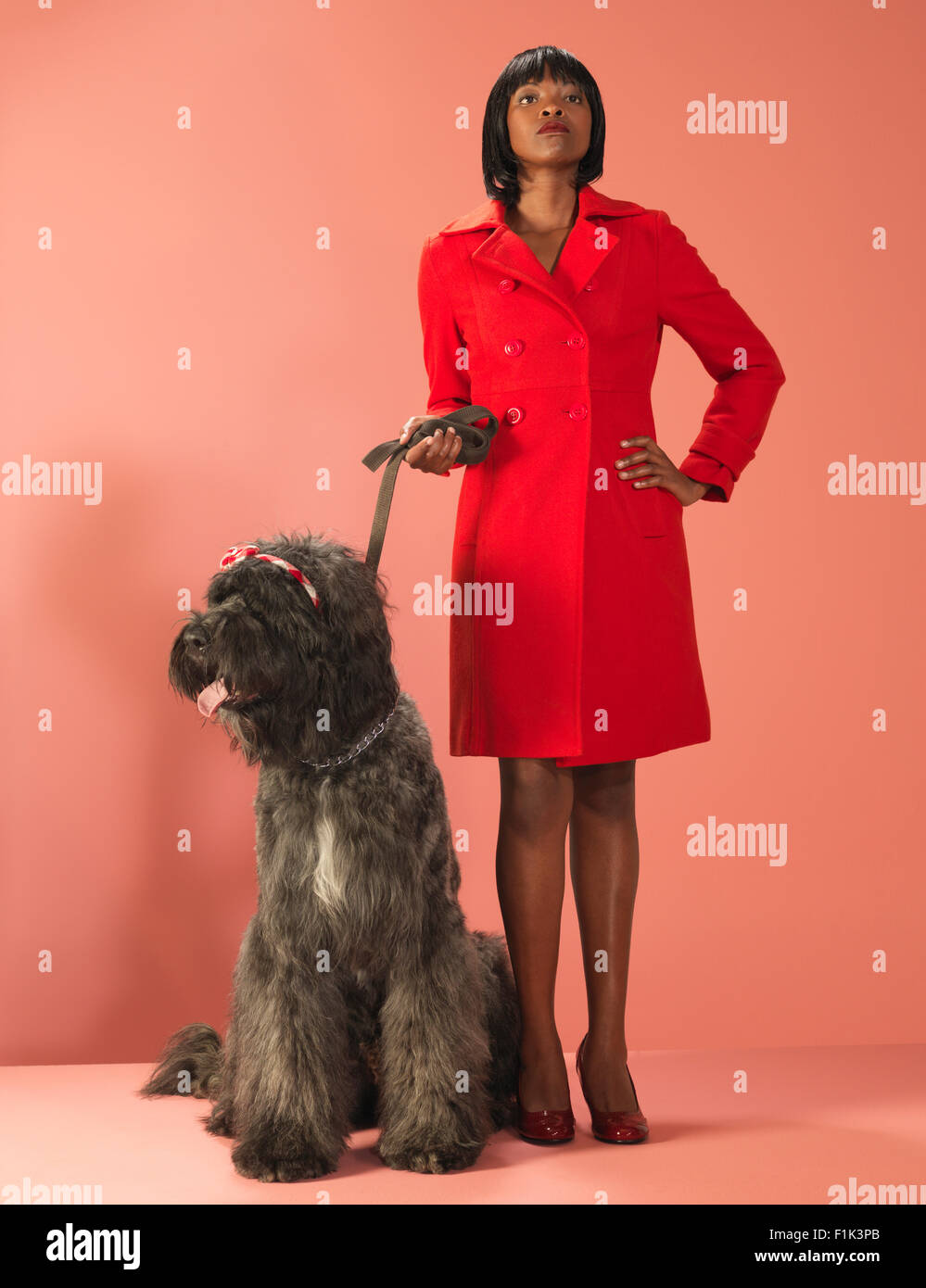 Ritratto di una donna in possesso di un cane al guinzaglio Foto Stock