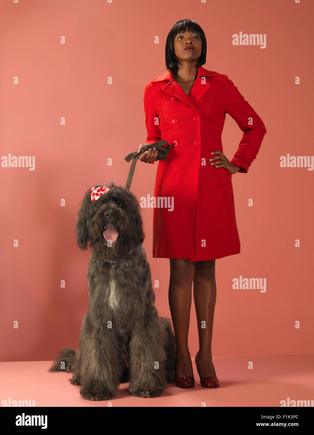 Ritratto di una donna in possesso di un cane al guinzaglio Foto Stock