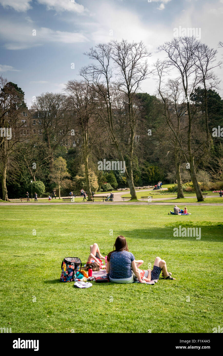 Madre e bambini aventi picnic nei giardini della valle, Harrogate Foto Stock