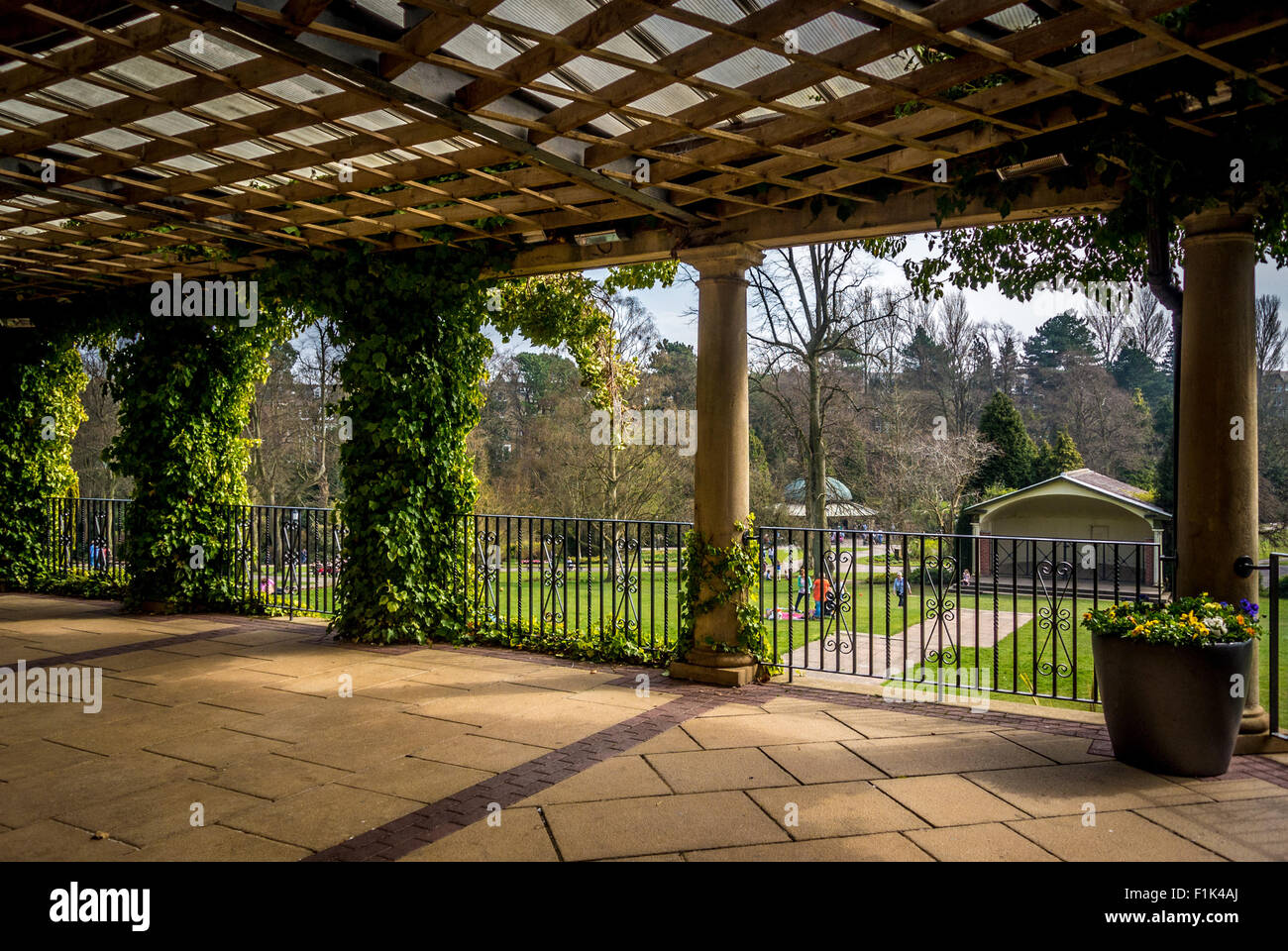 Terrazza al sole, Sun Pavilion, Valley Gardens, Harrogate Foto Stock