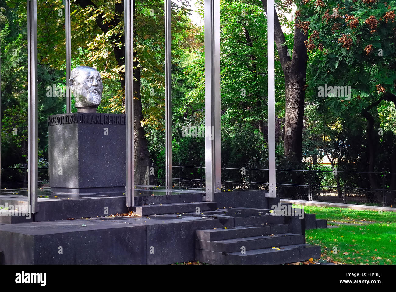 Monumento a Karl Renner accanto al parlamento austriaco onAustrian Europeo , Vienna, Austria. Karl Renner (14 dicembre 1870 - 31 dicembre 1950) era un uomo politico austriaco del partito Social Democratico. Egli è chiamato il padre della Repubblica perché egli ha guidato il primo governo in Austria tedesca e la prima repubblica austriaca nel 1918/19, e ancora una volta è stato decisivo per stabilire la presente seconda repubblica dopo la caduta della Germania nazista nel 1945, diventando il suo primo presidente. Foto Stock