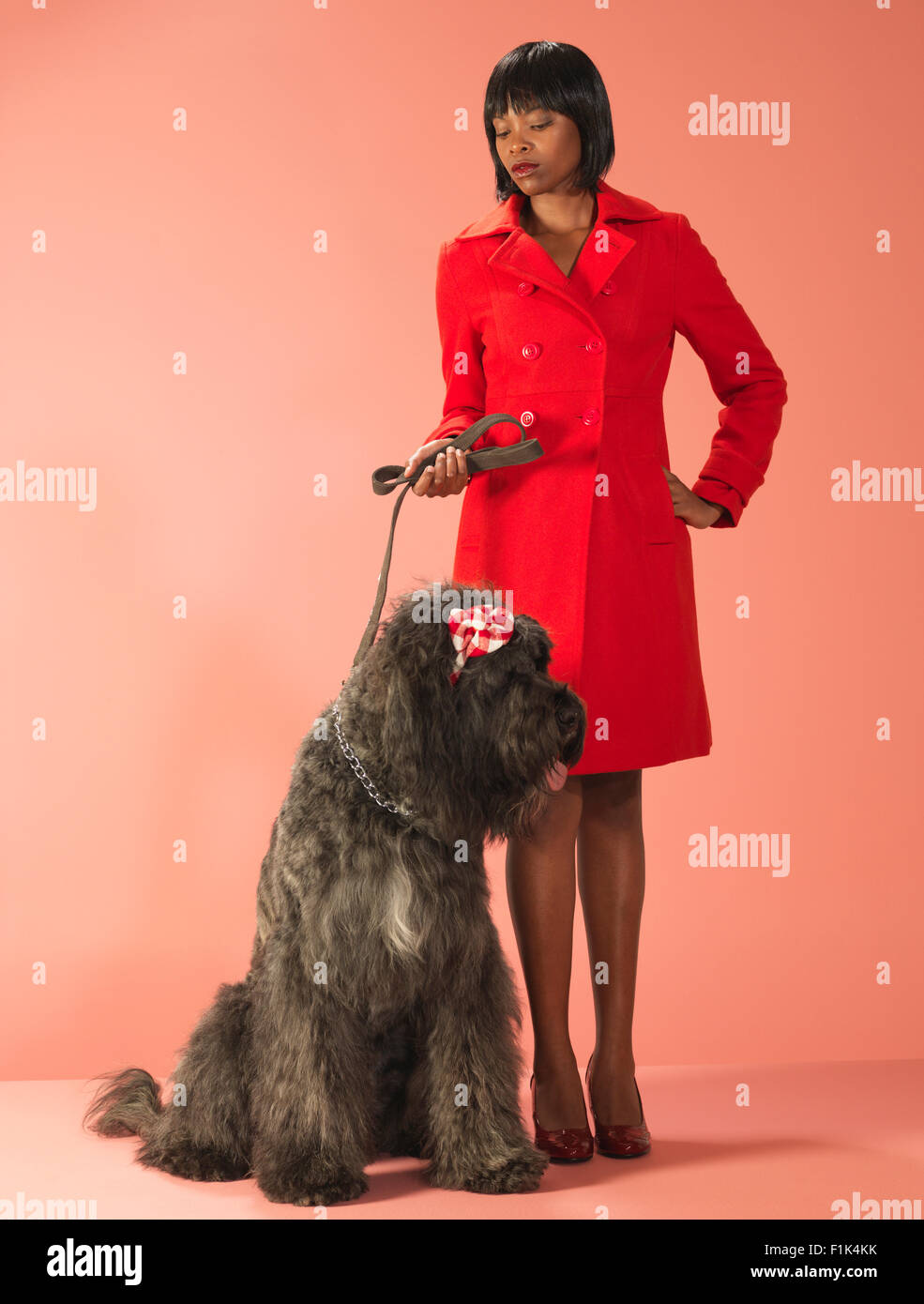 Ritratto di una donna in possesso di un cane al guinzaglio Foto Stock