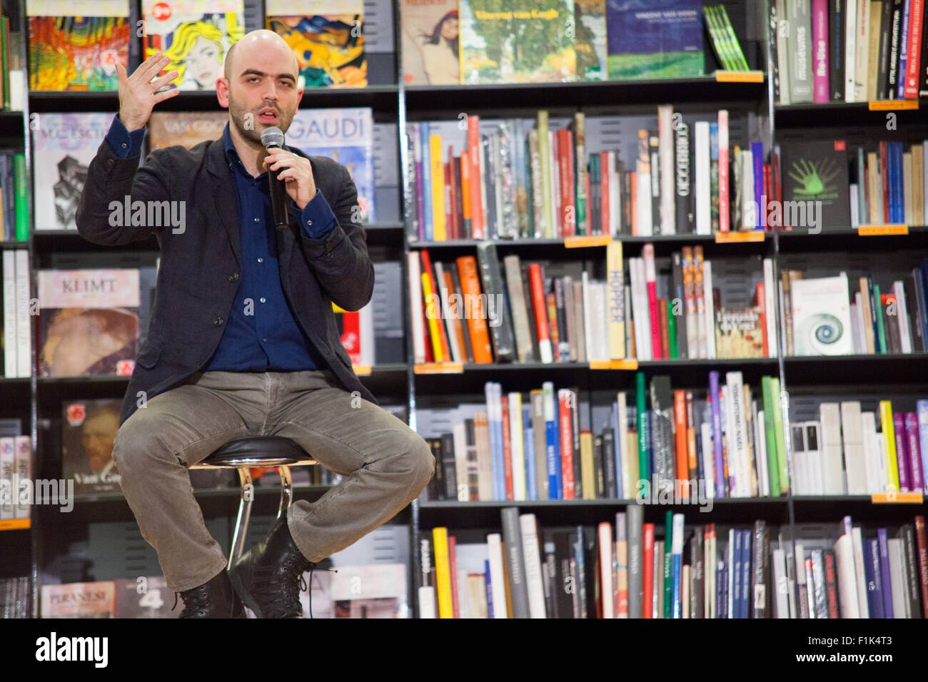 Roma, Italia, 15 Mar 2011. Roberto Saviano, scrittore e autore di diversi libri, pranzi il suo libro "Vieni via con me" presso la Libreria Feltrinelli. Foto Stock
