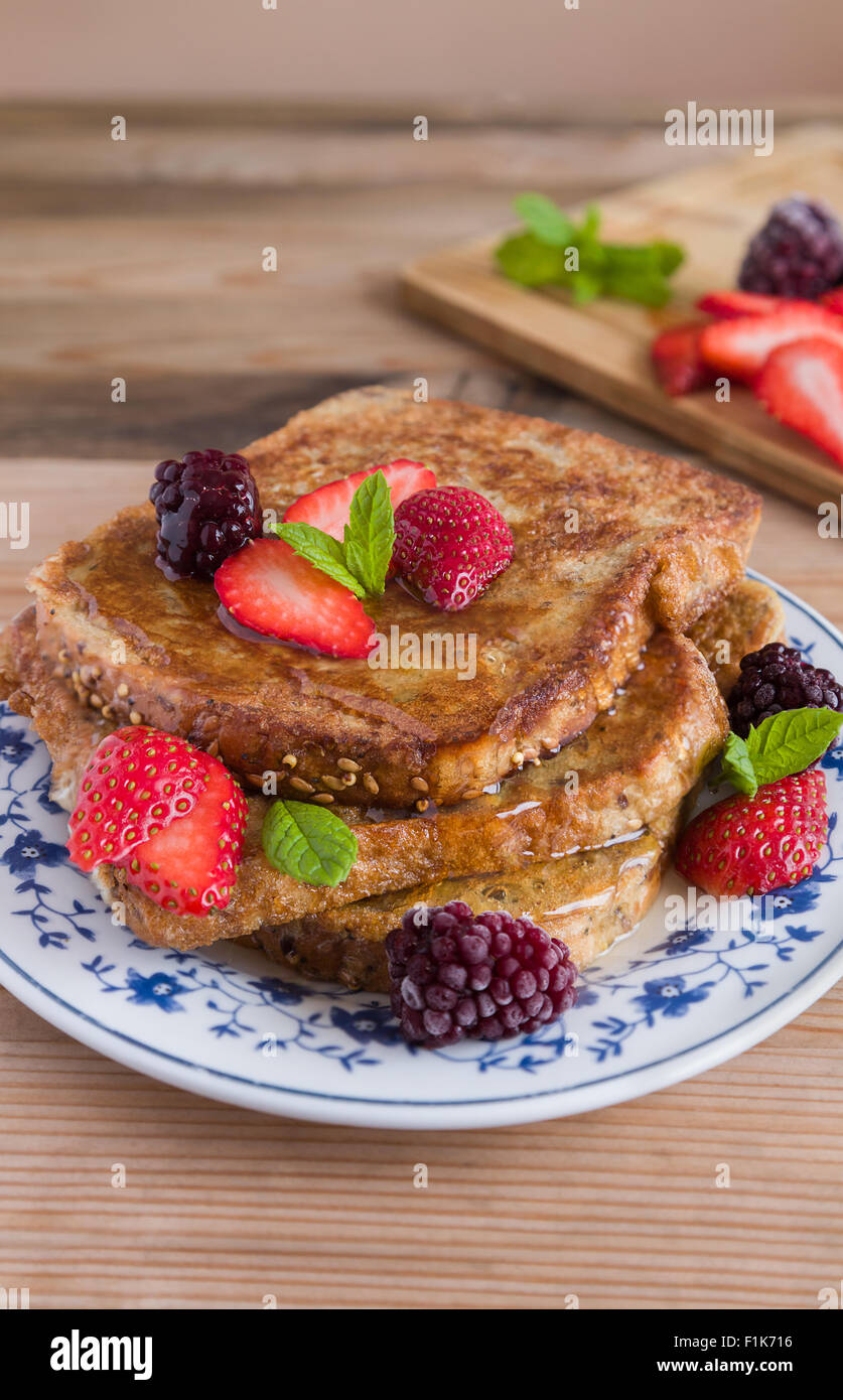 Toast alla francese con le bacche e le foglie di menta Foto Stock