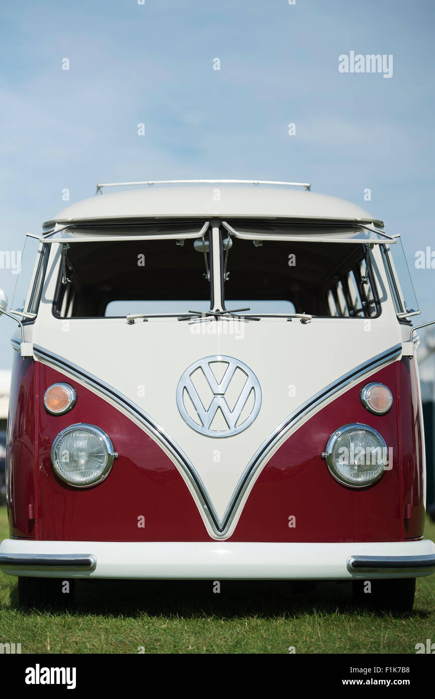 Maroon VW Split Screen Volkswagen camper van a VW mostra. Inghilterra Foto Stock