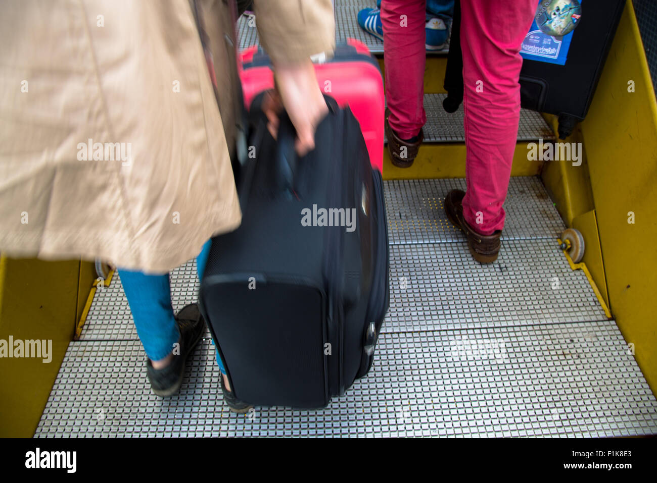 Persone di salire a bordo di un aereo Foto Stock