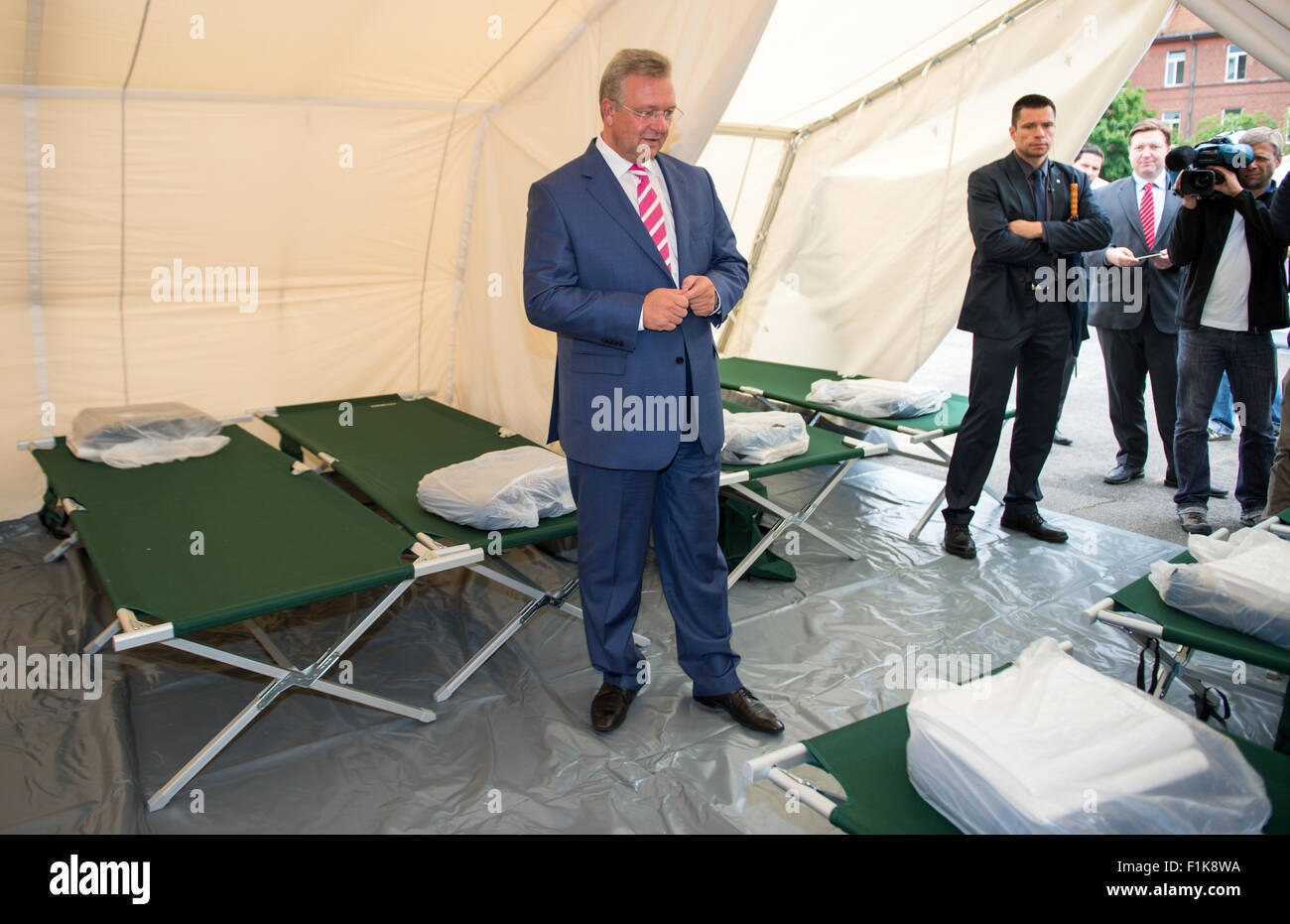 Berlin-Spandau, Germania. 3 Sep, 2015. Frank Henkel (CDU), il senatore degli interni di Berlino, impara circa la situazione nei campi profughi a casa alla ex Schmidt-Knobelsdorf-Kaserne caserma di polizia a Berlino-spandau, Germania, 3 settembre 2015. Foto: BERND VON JUTRCZENKA/DPA/Alamy Live News Foto Stock