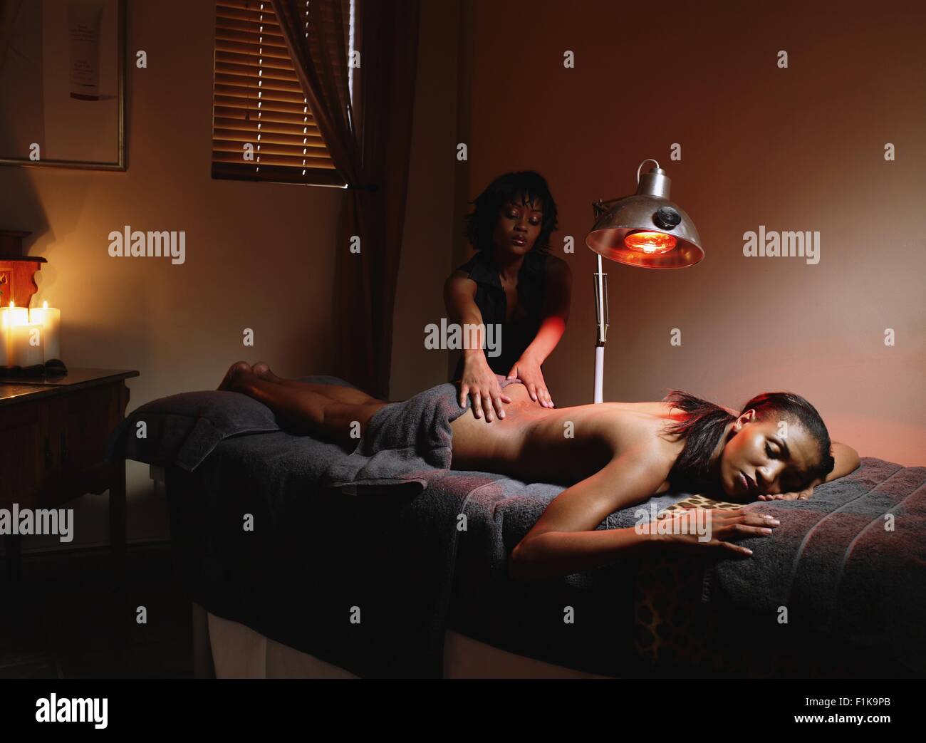 Massaggiatore massaggio della donna indietro Foto Stock