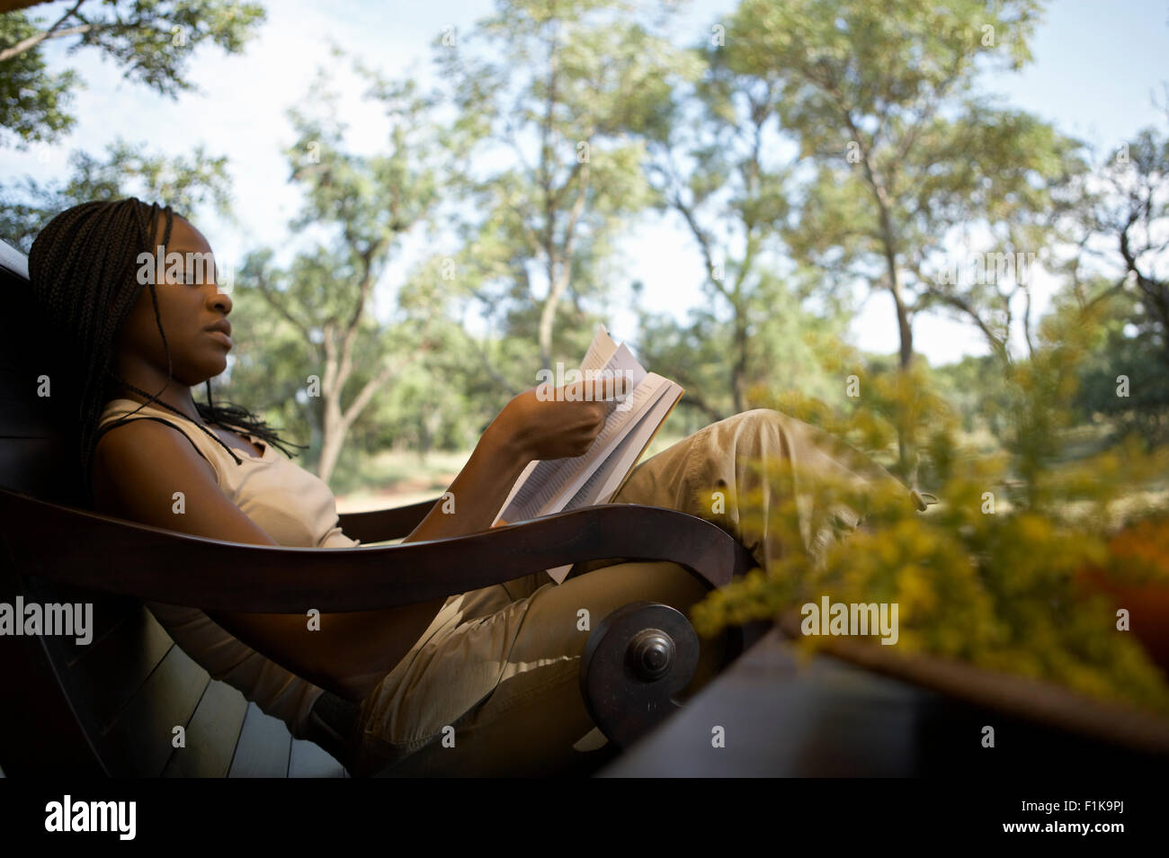 Donna africana la lettura di un libro Foto Stock