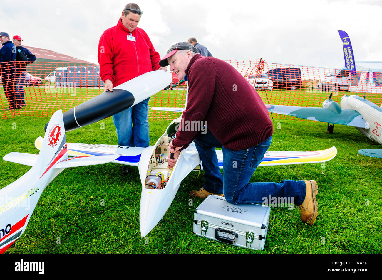 Preparare gli appassionati di volare modello grande aeromobile a Strathaven Airfield durante il terzo modello scozzese Air Show Foto Stock