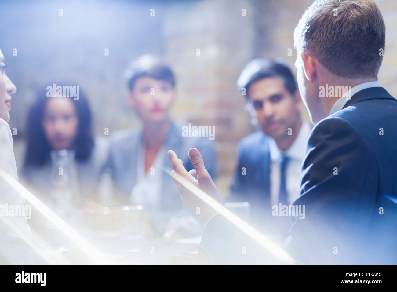La gente di affari di parlare in riunione Foto Stock