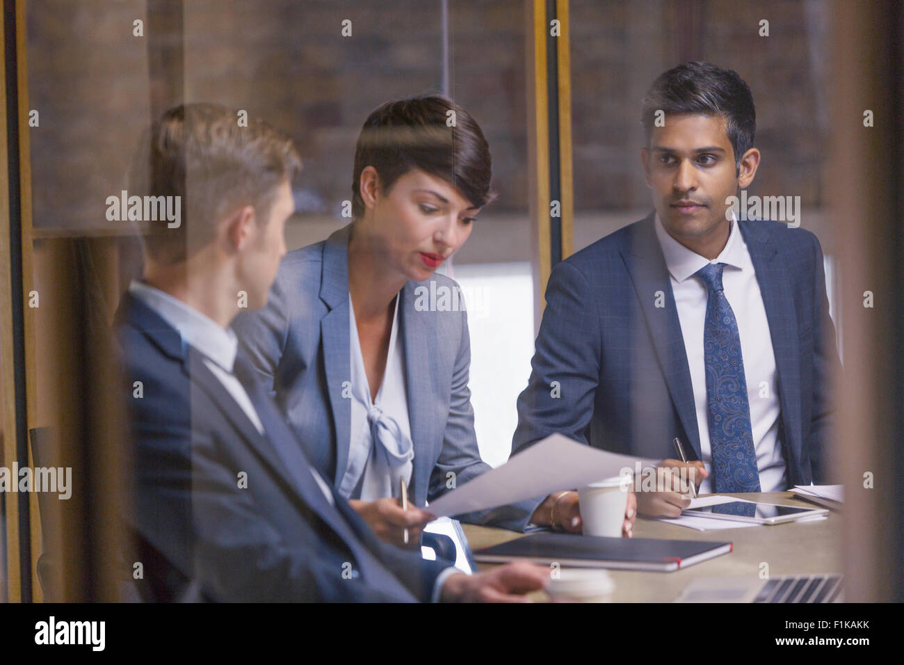La gente di affari la revisione di documenti cartacei in riunione Foto Stock