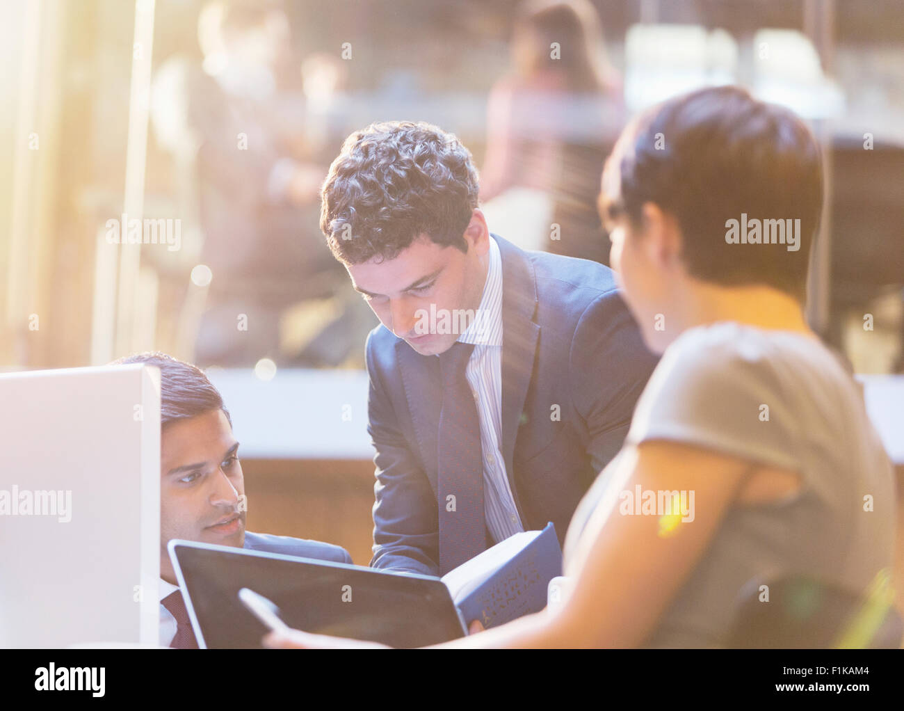La gente di affari che lavorano in riunione Foto Stock