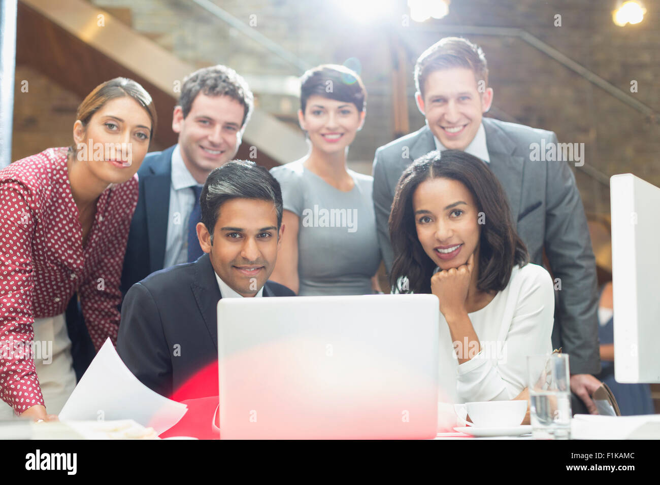 Ritratto fiduciosi la gente di affari al computer portatile in ufficio Foto Stock