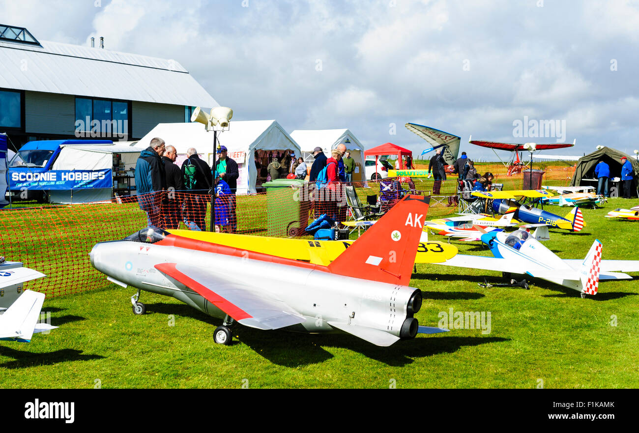 Gli appassionati del grande volo aereo modello a Strathaven Airfield durante il terzo modello scozzese Air Show Foto Stock