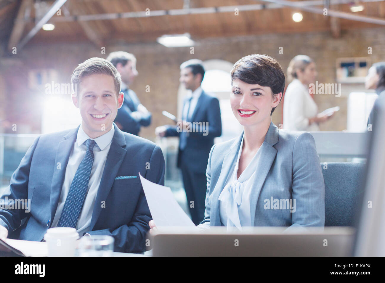 Ritratto sorride la gente di affari in ufficio Foto Stock