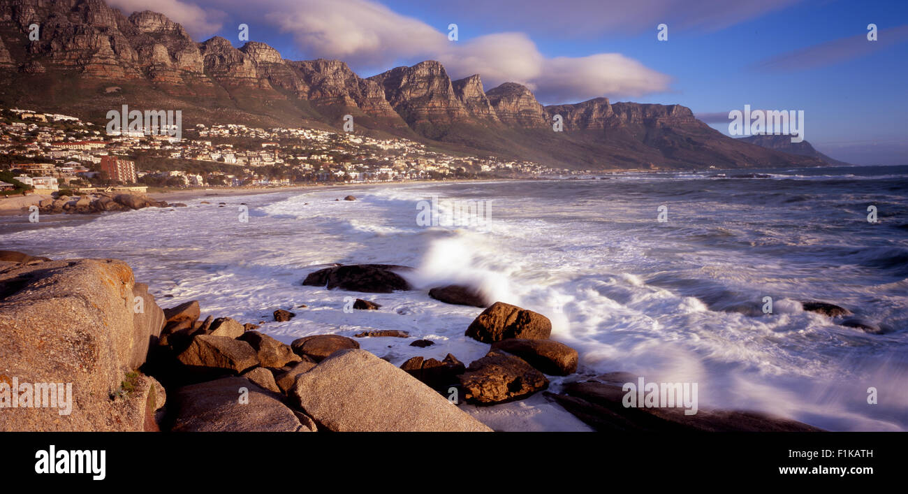 Camps Bay con dodici Apostoli in background, Cape Town, Sud Africa Foto Stock