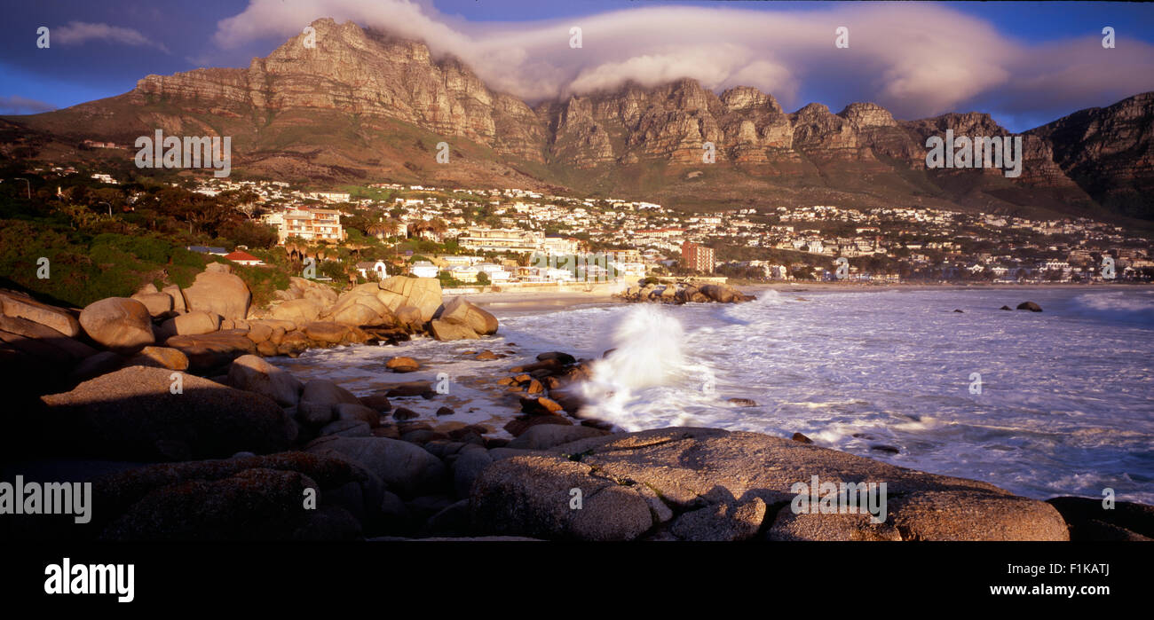 Camps Bay con dodici Apostoli in background, Cape Town, Sud Africa Foto Stock