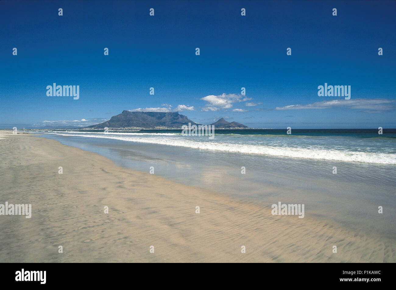 Spiaggia con Table Mountain in background. Bloubergstrand, Cape Town, Western Cape, Sud Africa e Africa Foto Stock