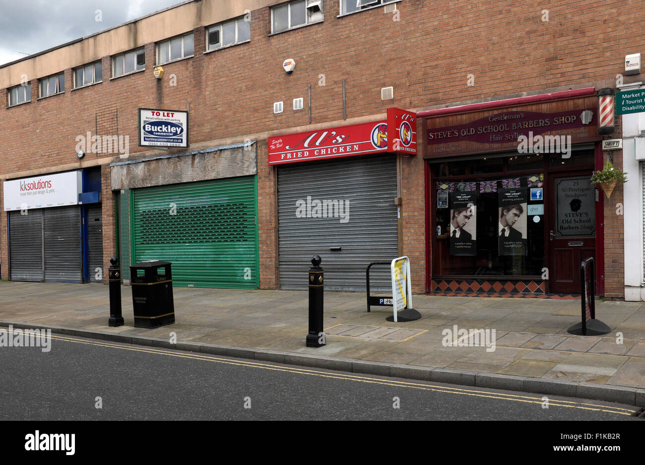 Stockport Regno Unito il 3 settembre 2015 a Gent's parrucchieri è la sola azienda aperta, come altri sul blocco hanno chiuso. Chiuso le imprese, Stockport UK Credit: Giovanni friggitrice/Alamy Live News Foto Stock