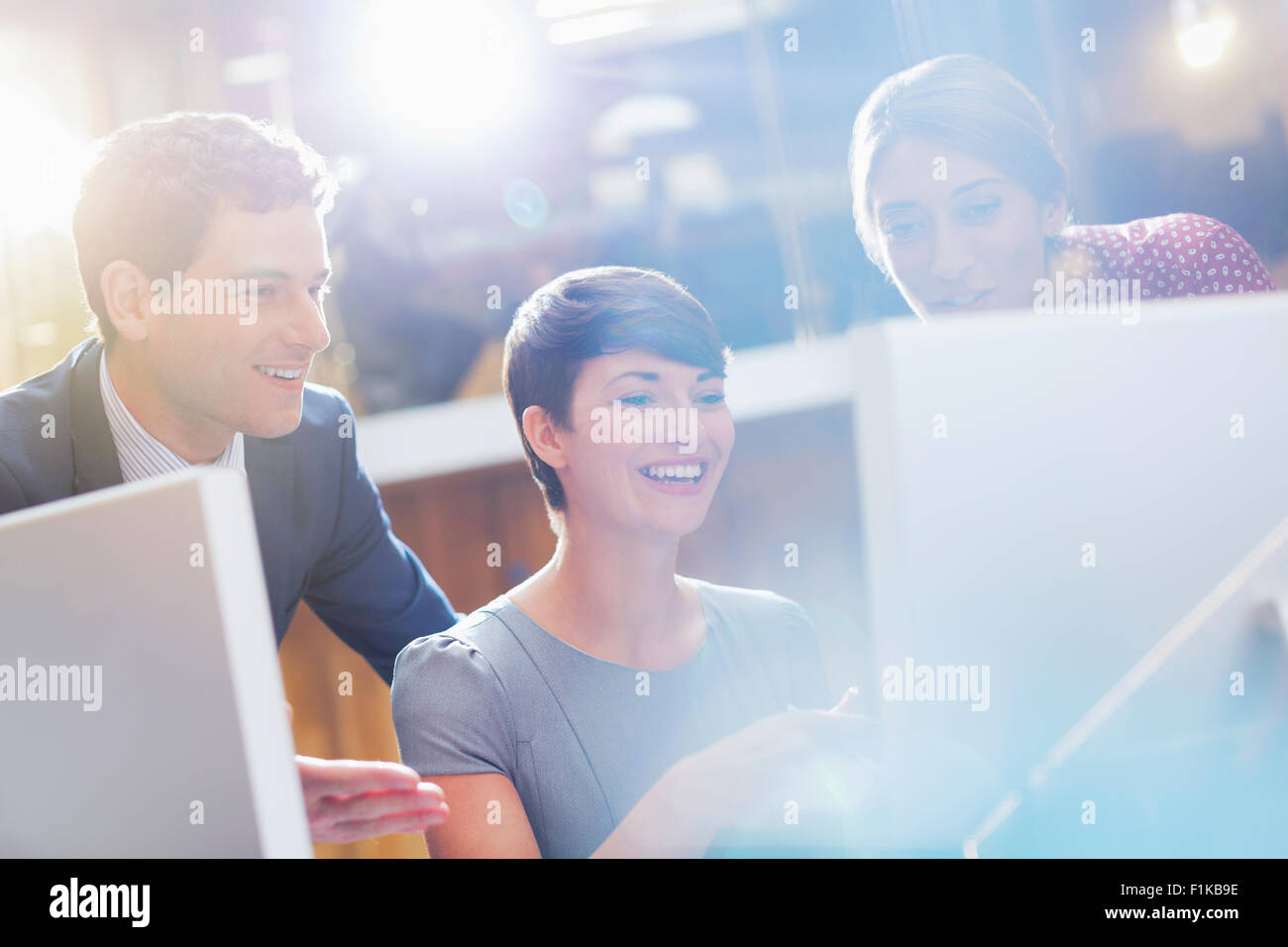 Sorridente business persone che lavorano al computer in ufficio Foto Stock