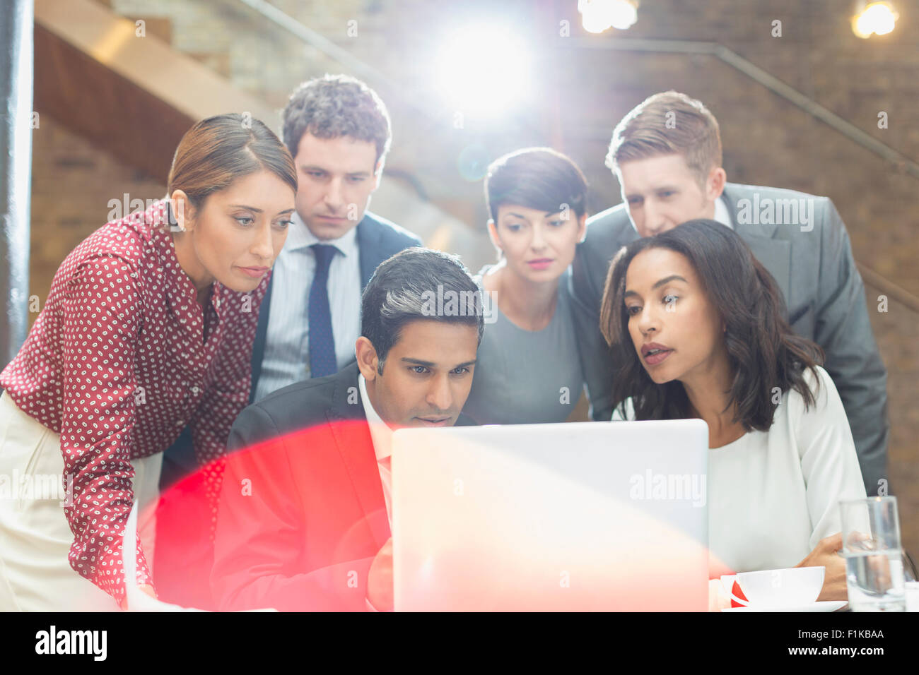 La gente di affari lavora al computer portatile in ufficio Foto Stock
