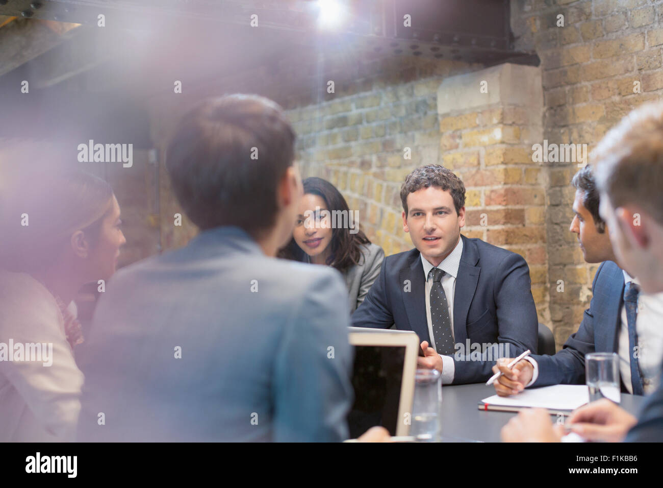 La gente di affari di parlare nella sala conferenza incontro Foto Stock