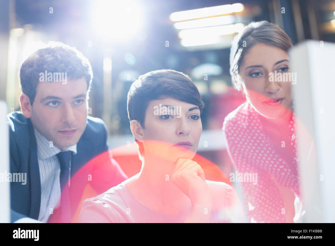 La gente di affari lavorando al computer in ufficio Foto Stock