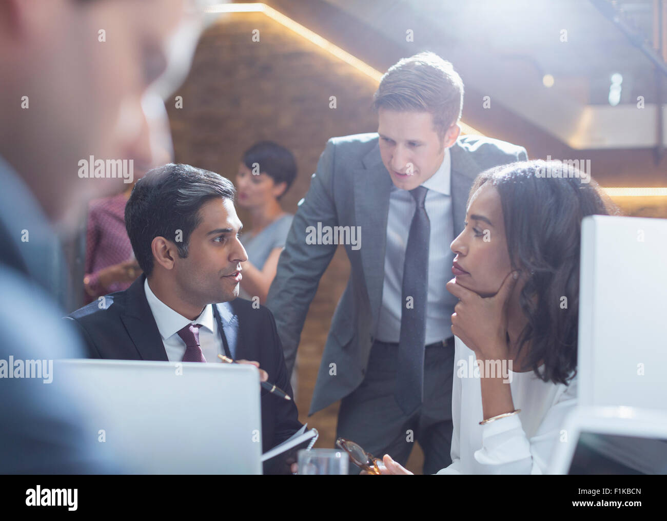 Gli affari seri persone che parlano in ufficio Foto Stock