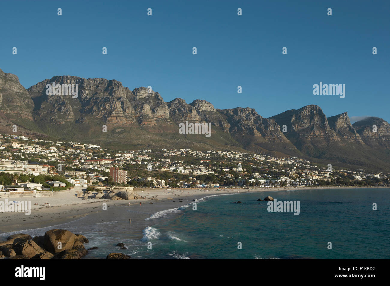Camps Bay e i dodici Apostoli, Cape Town, Western Cape, Sud Africa Foto Stock
