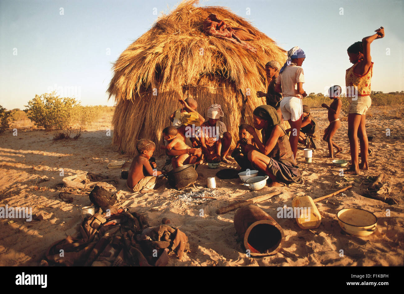 Tribù boscimane fuori capanna d'erba. Il Botswana, Africa Foto Stock