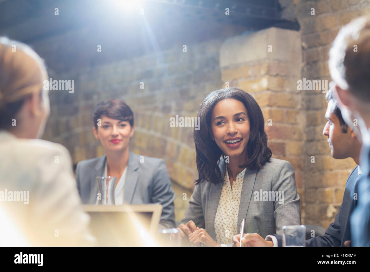 La gente di affari di parlare nella sala conferenza incontro Foto Stock
