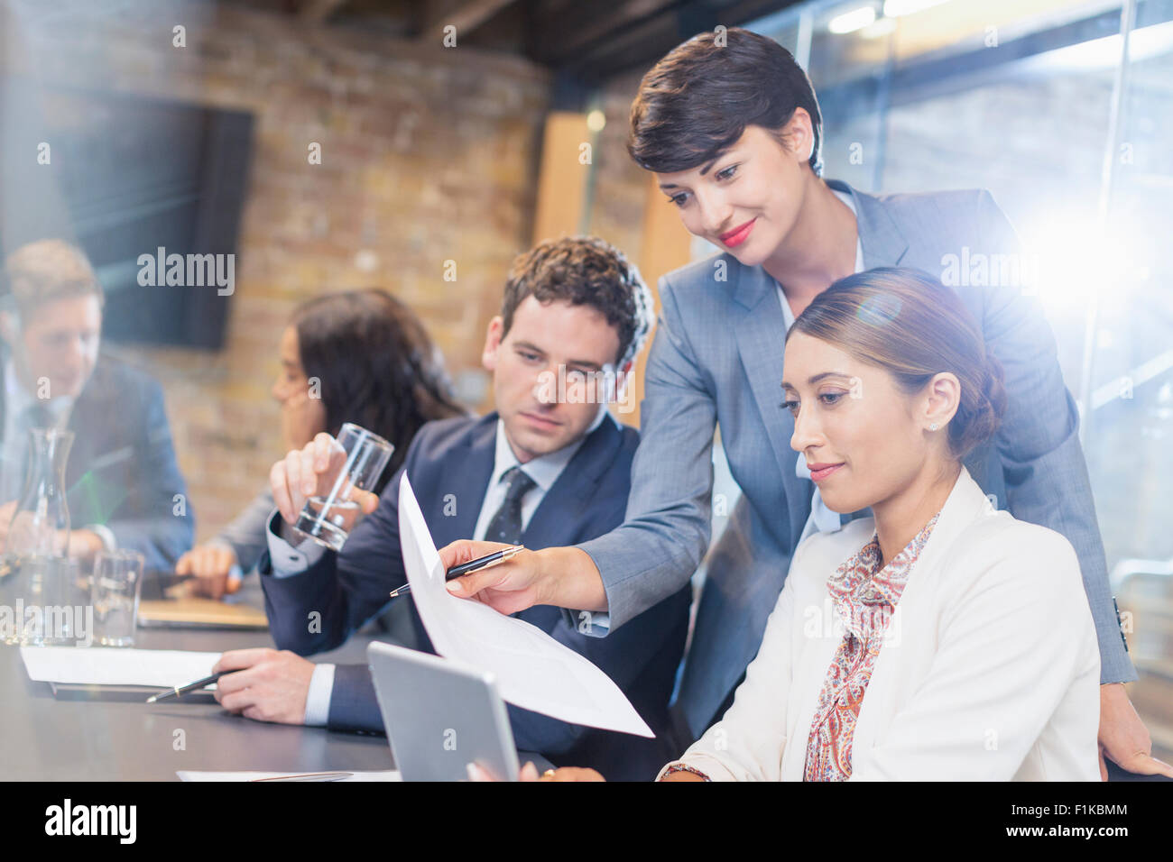 La gente di affari con le scartoffie e tavoletta digitale nella sala conferenze Foto Stock