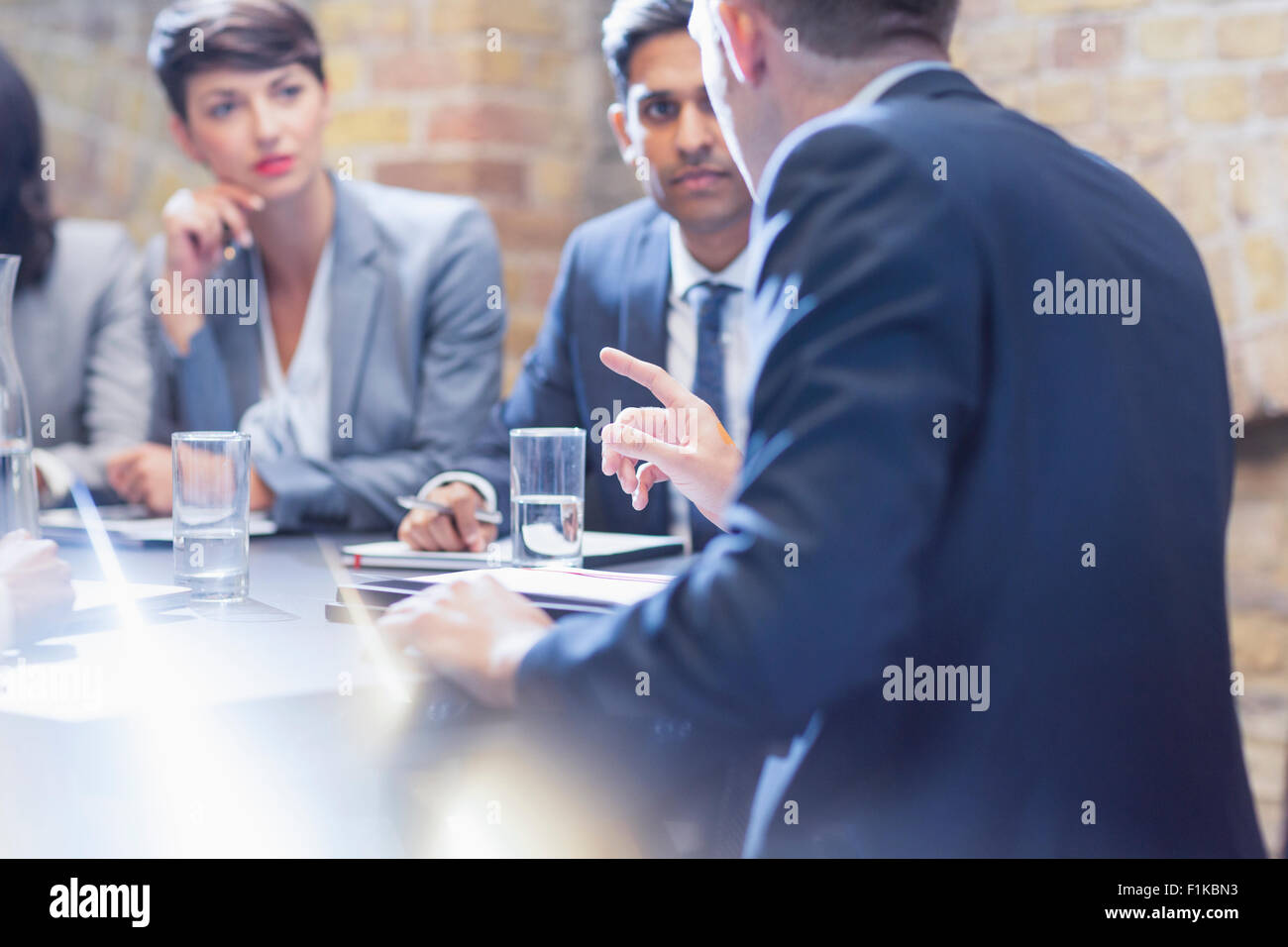 La gente di affari di parlare nella sala conferenza incontro Foto Stock
