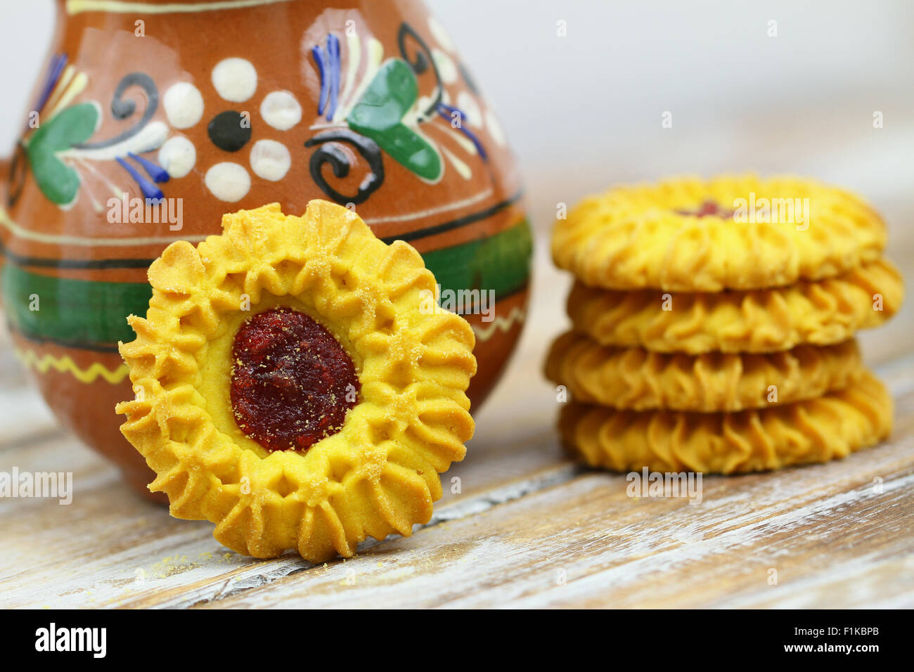 I biscotti con la marmellata su rustiche superficie in legno Foto Stock