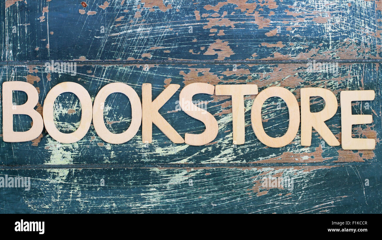 Bookstore scritto con lettere in legno rustico sulla superficie di legno Foto Stock