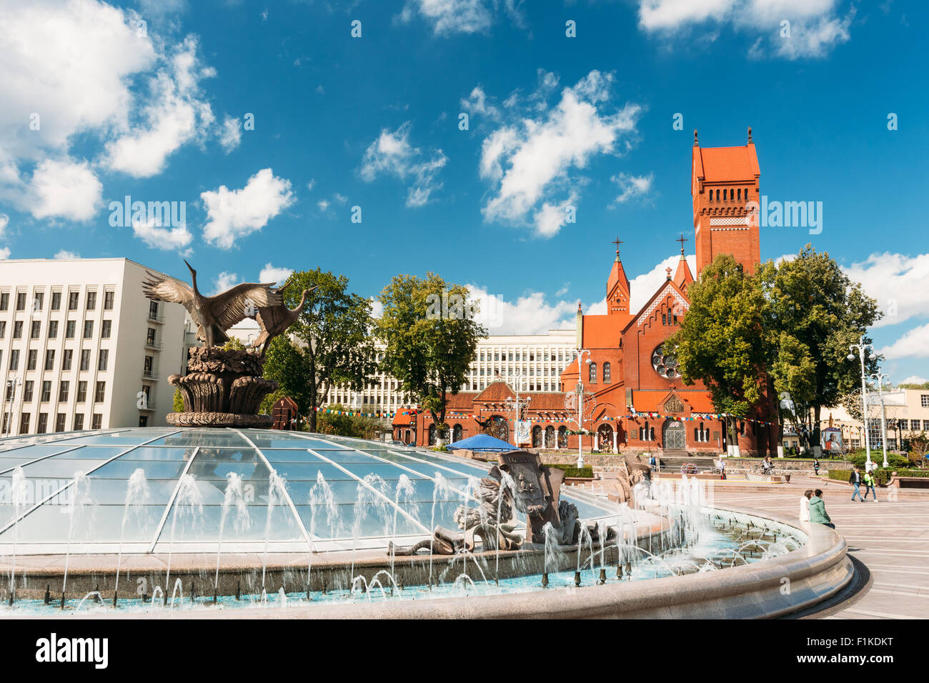 Chiesa dei Santi Simone e Helen (Chiesa Rossa) e la fontana a Piazza Indipendenza a Minsk, Bielorussia Foto Stock