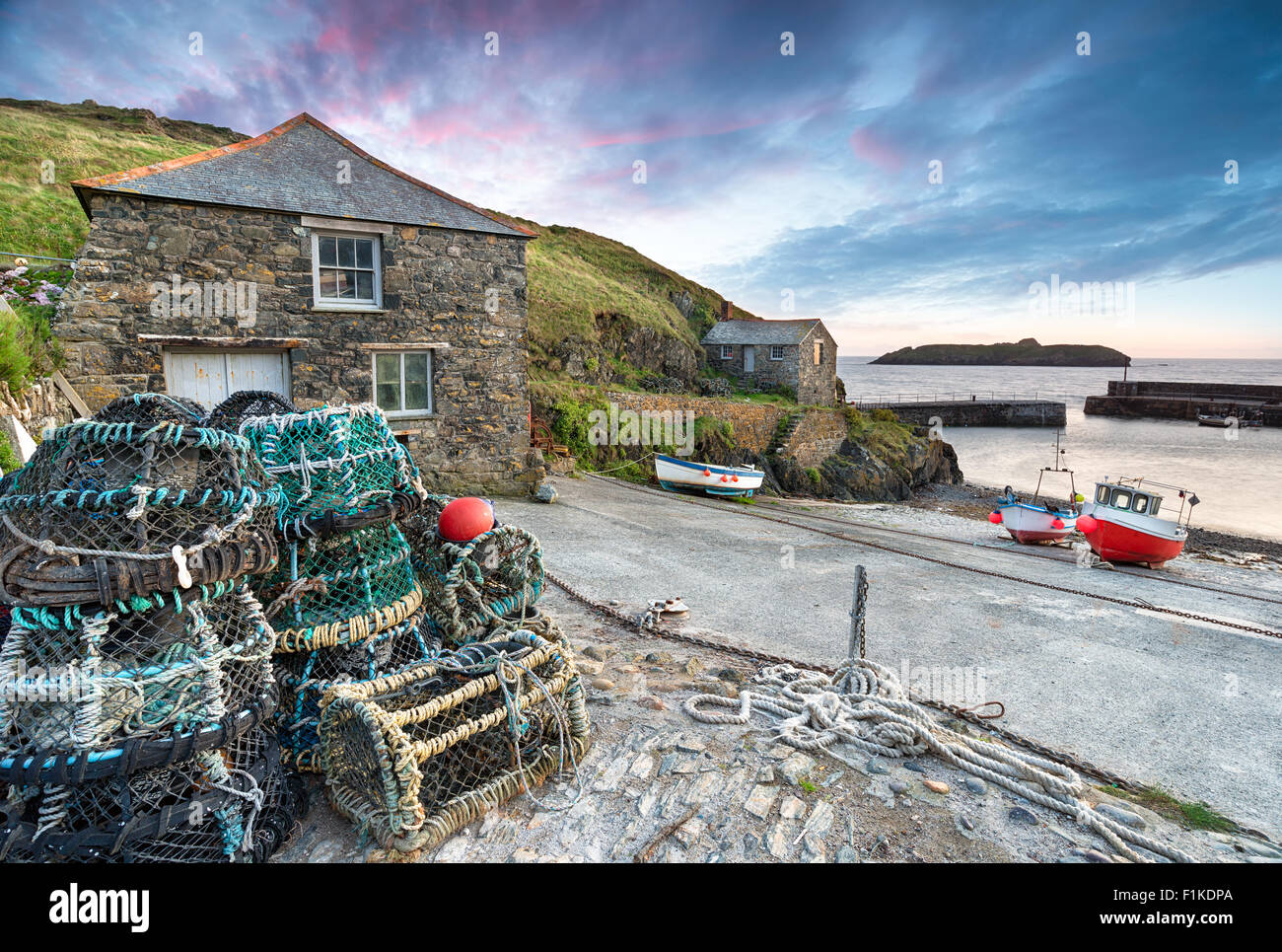 Tramonto a Mullion Cove, un piccolo villaggio di pescatori sulla penisola di Lizard sulla costa della Cornovaglia Foto Stock