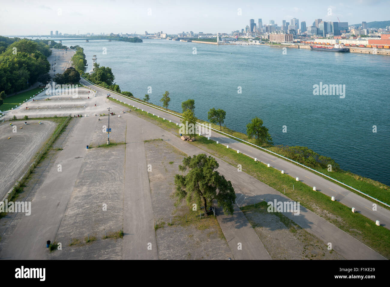 Parcheggio su Jean Drapeau Isola con Montreal cityscape in background Foto Stock