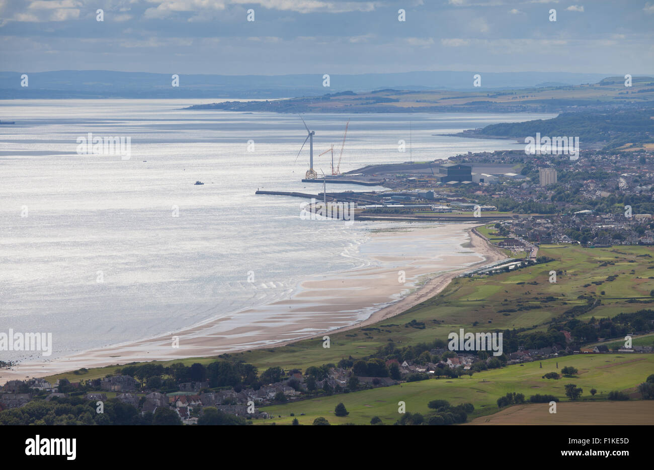 Vista della città di Leven in Fife Scozia da Largo legge. Foto Stock