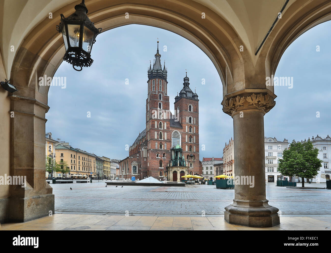 Santa Maria la Basilica e la Piazza Principale di Cracovia. Foto Stock