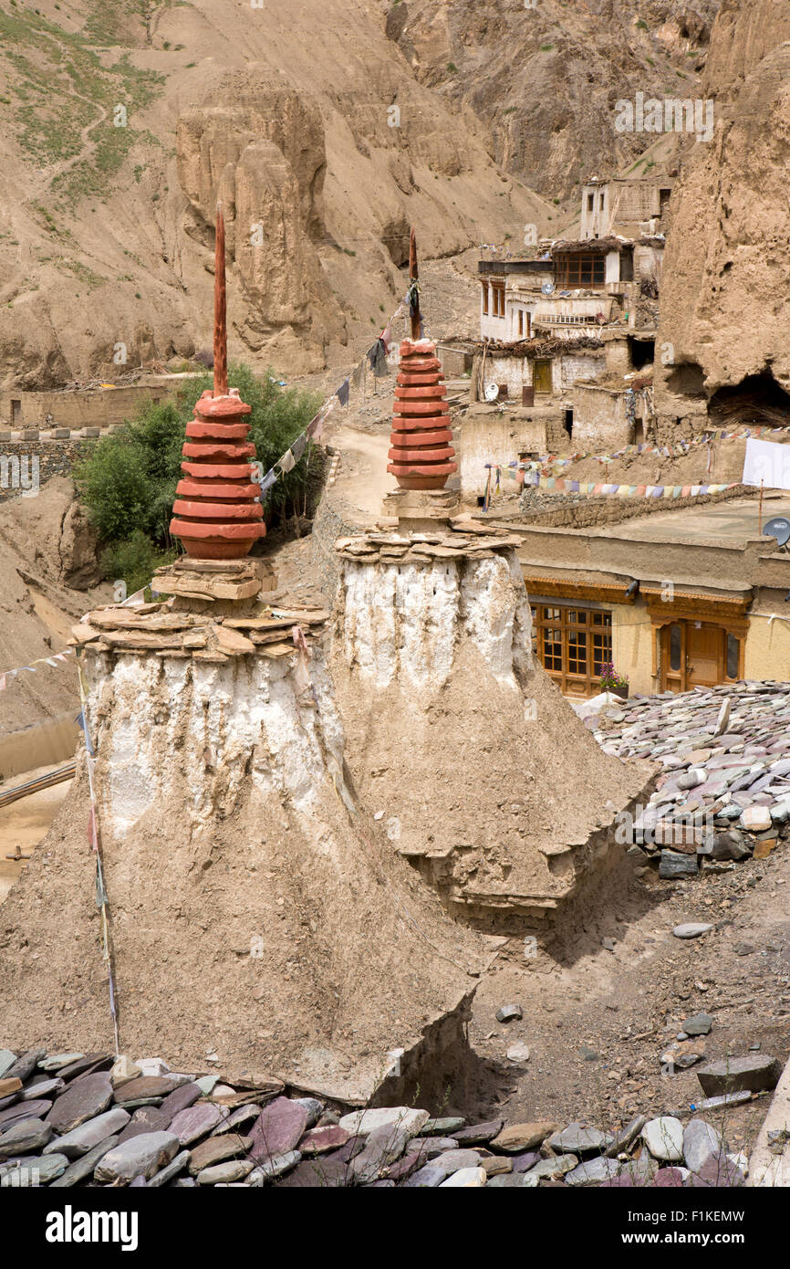 India, Jammu e Kashmir, Kargil a Leh autostrada, Lamayaru, old chortens e mani parete gompa esterno Foto Stock