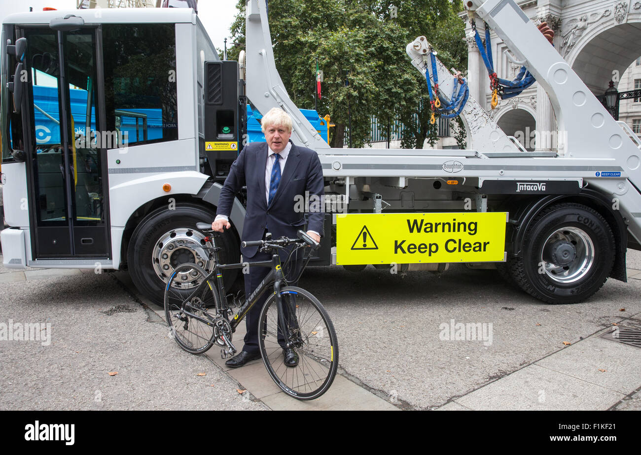 Sindaco di Londra,Boris Johnson,lancia il più sicuro sistema di ciclismo rendendo più sicuri i camion Foto Stock