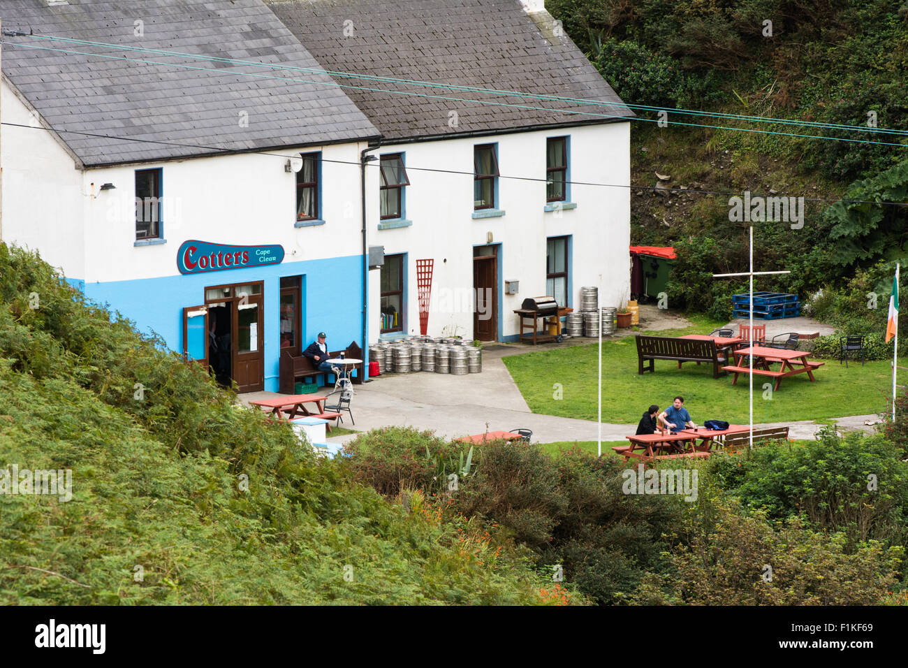 Chiavette Pub e di un ristorante che si affaccia sul porto nord di Cape Clear Island al largo della costa della contea di Cork in Irlanda sud-ovest Foto Stock