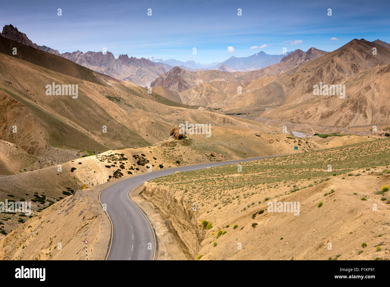 India, Jammu e Kashmir, Kargil a Leh Autostrada, strada che sale fino a 13,479 piedi alta Fotu La Pass Foto Stock